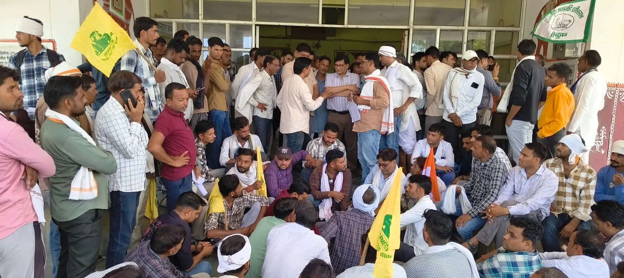 श्योपुरः किसानों ने किया कलेक्ट्रेट का घेराव, खाद संकट को लेकर प्रशासन के खिलाफ जमकर नारेबाजी