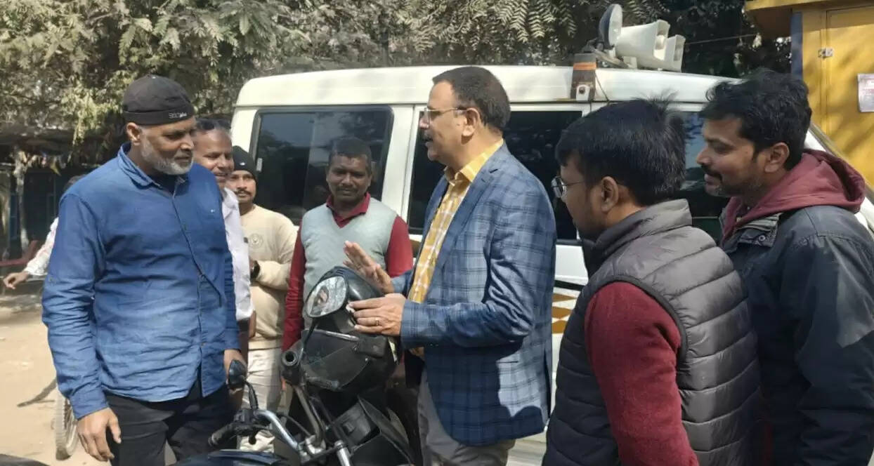 बिना हेलमेट पहने बाइकर्स को डीटीओ ने थमाया गुलाब का फूल