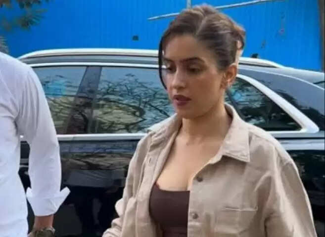 अभिनेता अक्षय कुमार ने बीएमसी चुनाव में किया मतदान, लोगों से वोट करने की अपील