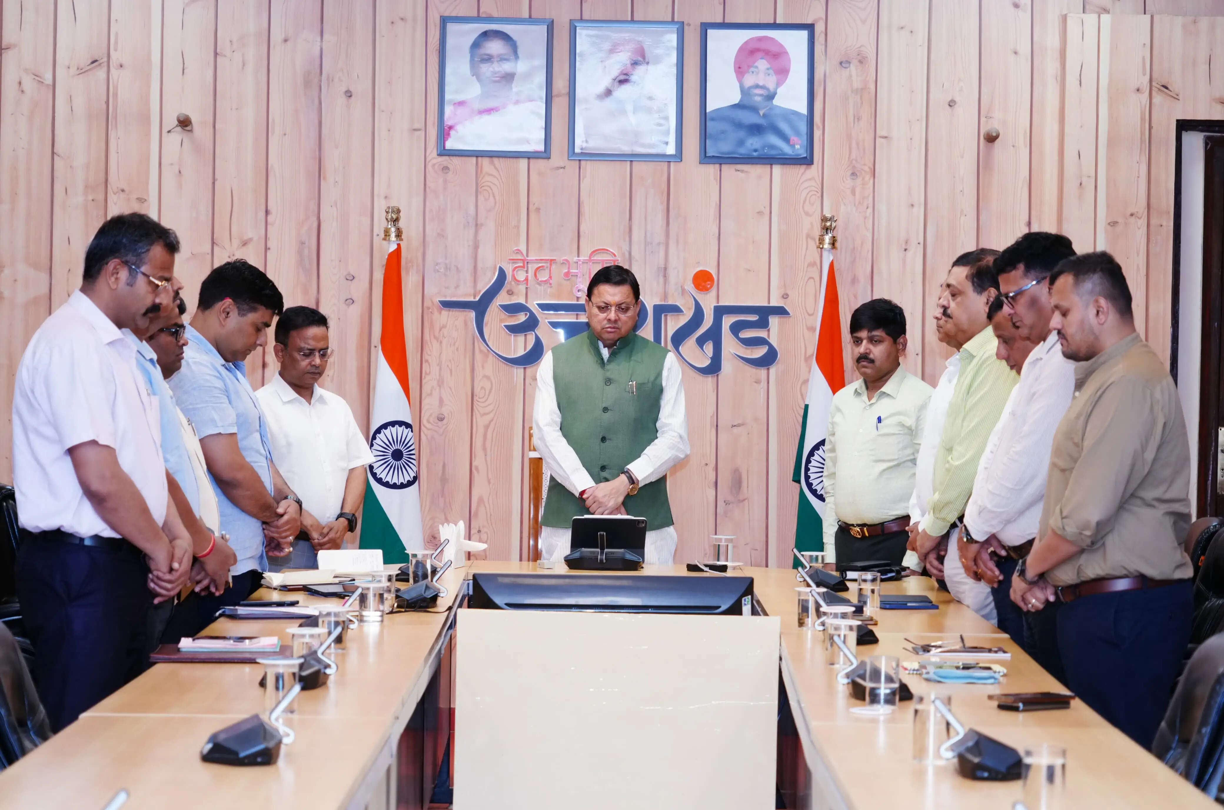 पहलगाम आतंकी हमले में मारे गए लोगों को दी श्रद्धांजलि