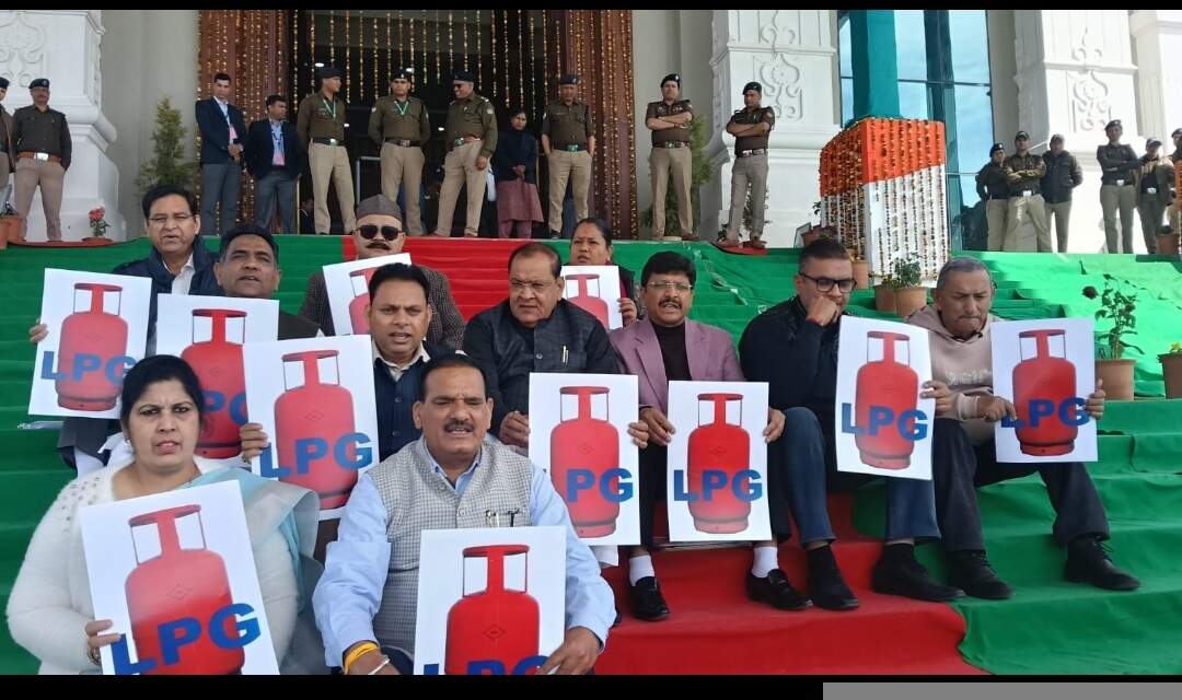 रसोई गैस की किल्लत को लेकर कांग्रेस विधायकों ने विधानसभा के बाहर दिया धरना
