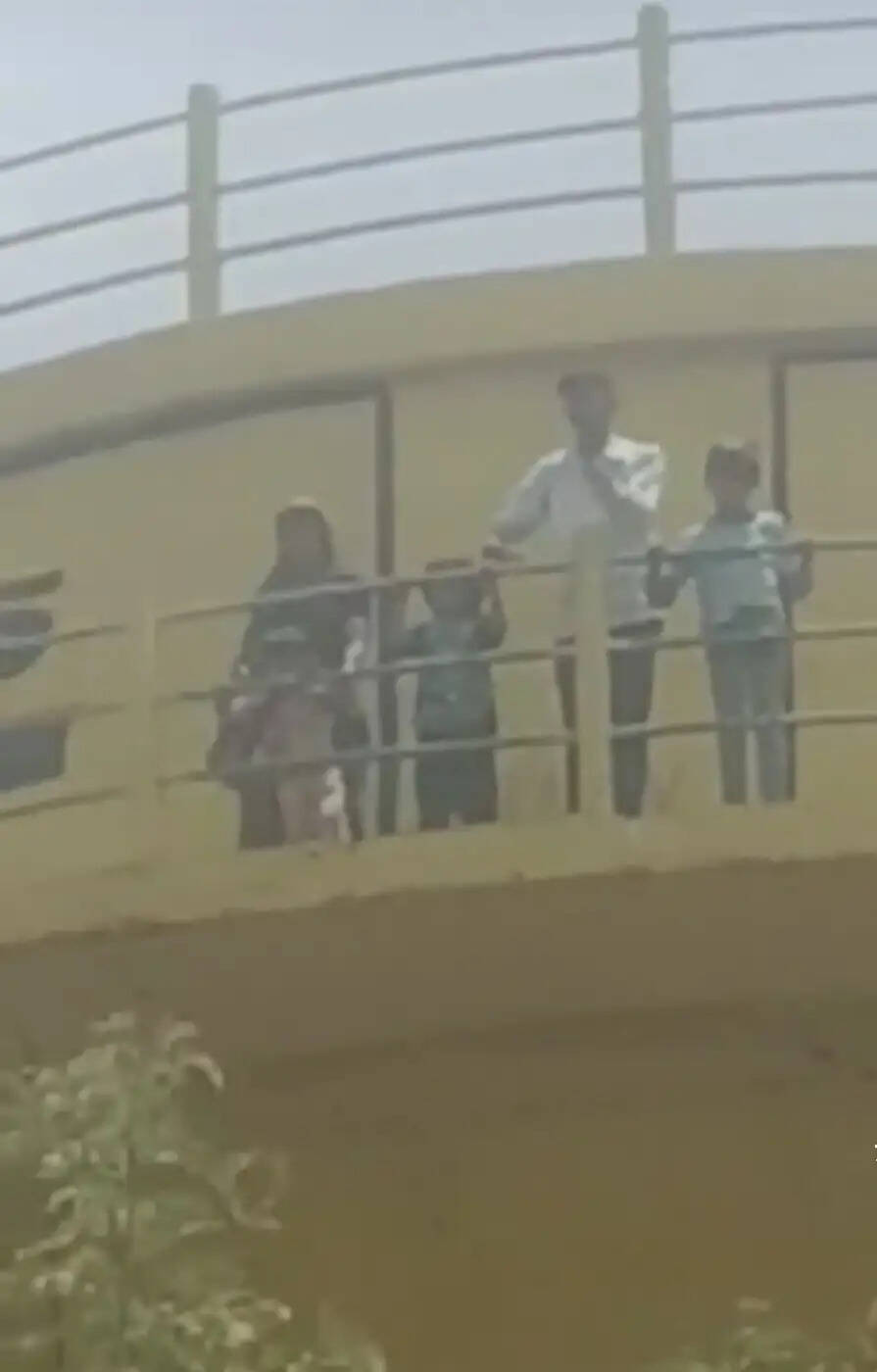 राजगढ़ः भाइयों की धमकियों से परेशान युवक पत्नी-बच्चों संग पानी की टंकी पर चढ़ा