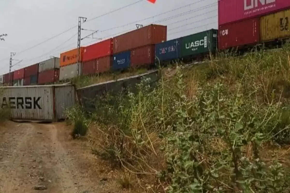 बड़ा रेल हादसा टला : तेज हवा से मालगाड़ी के कंटेनर पटरी से नीचे गिरे