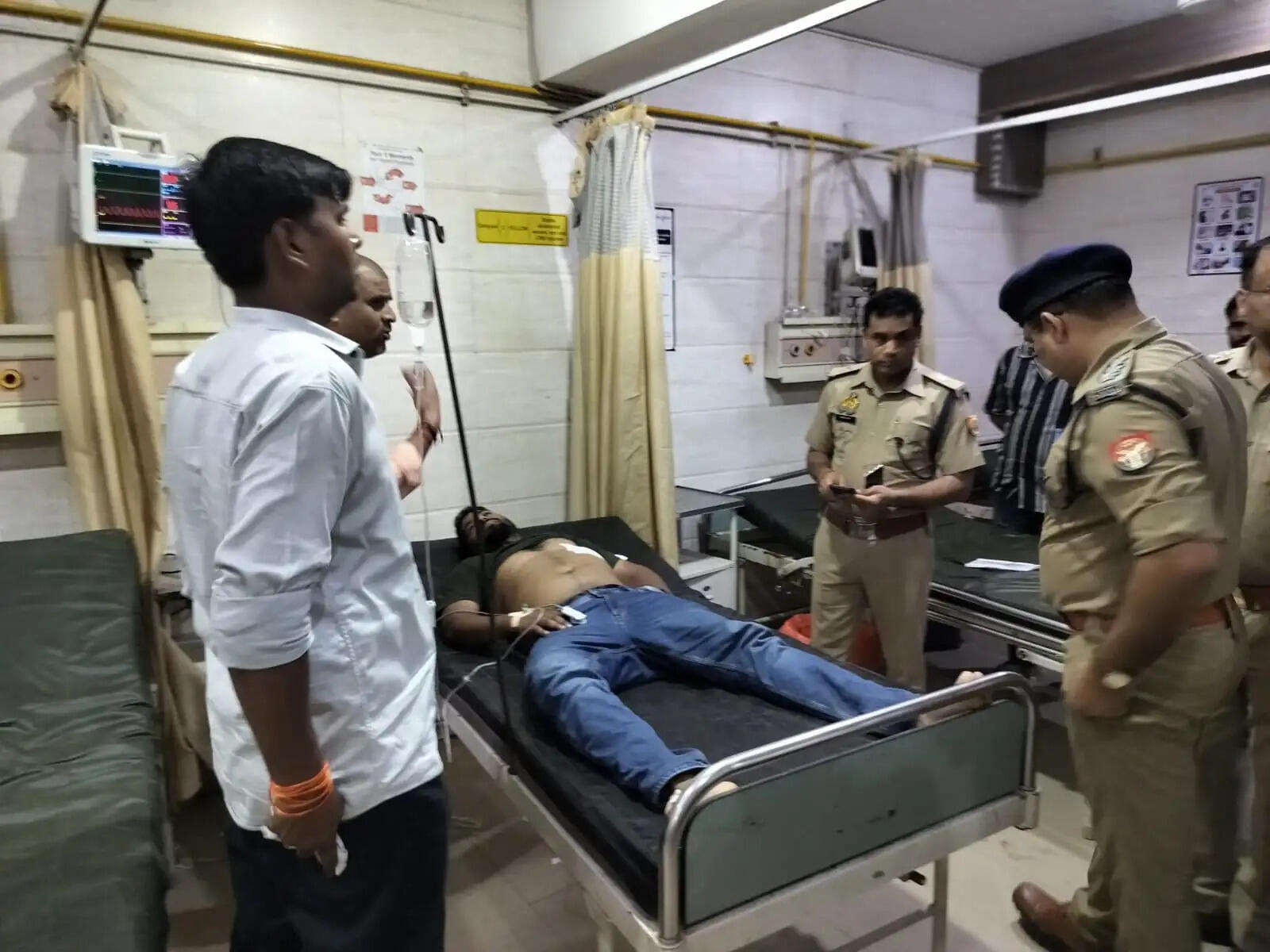 उत्तर प्रदेश के शिकोहाबाद में दिनदहाड़े पुलिस मुठभेड़ में दो बदमाश ढेर, फायरिंग में एसओजी के दो जवान भी घायल