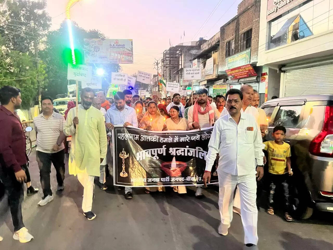 पर्यटकों की हत्या के विरोध में भाजपा ने कैंडल मार्च निकाला