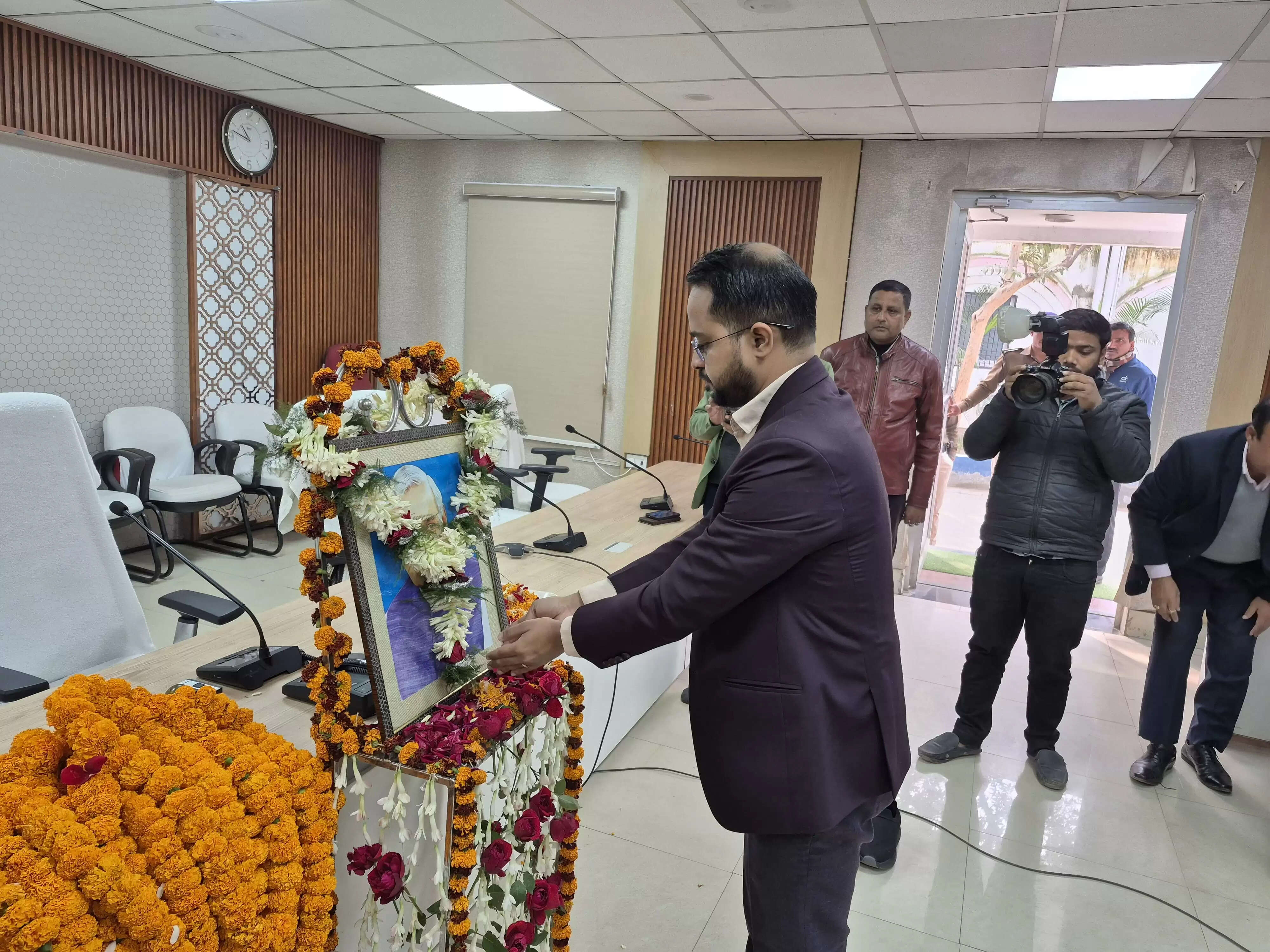 पूर्व प्रधानमंत्री अटल बिहारी वाजपेयी की जयंती पर जिलाधिकारी ने अर्पित की पुष्पांजलि
