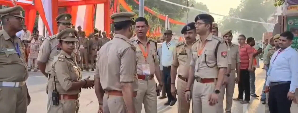 प्रधानमंत्री मोदी कुछ ही देर में श्री काशी विश्वनाथ मंदिर में करेंगे दर्शन,पुलिस अलर्ट