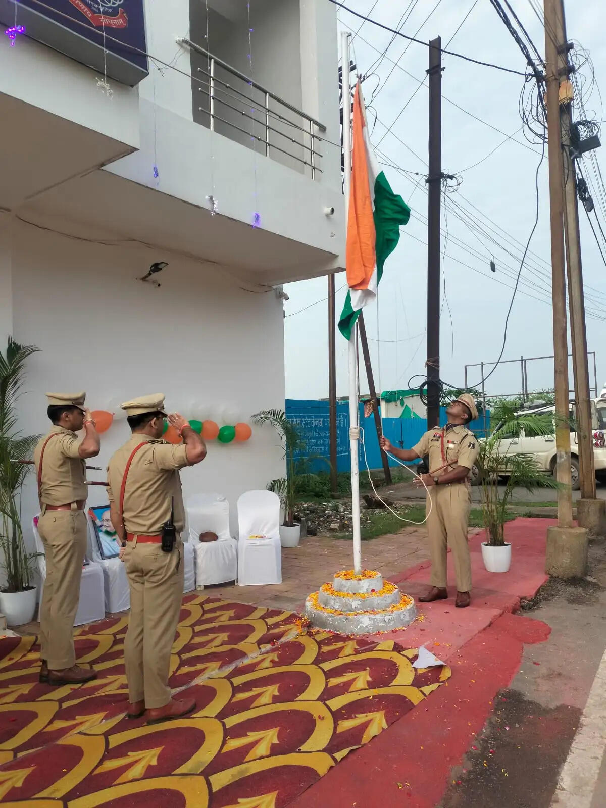 स्वतंत्रता दिवस : पश्चिम क्षेत्र पुलिस कार्यालय में पुलिस उपायुक्त रॉबिंसन ने किया ध्वजारोहण