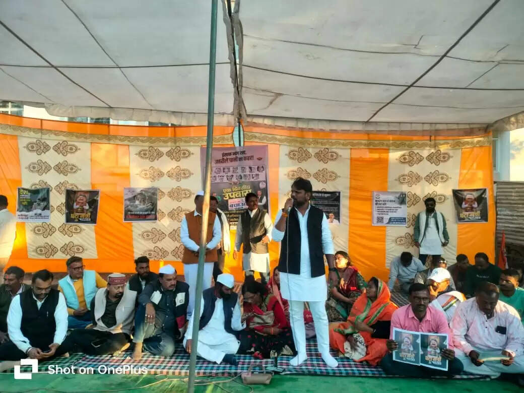 अनूपपुर: दूषित पानी और मनरेगा का नाम बदलने के विरोध में अनूपपुर में कांग्रेस का उपवास