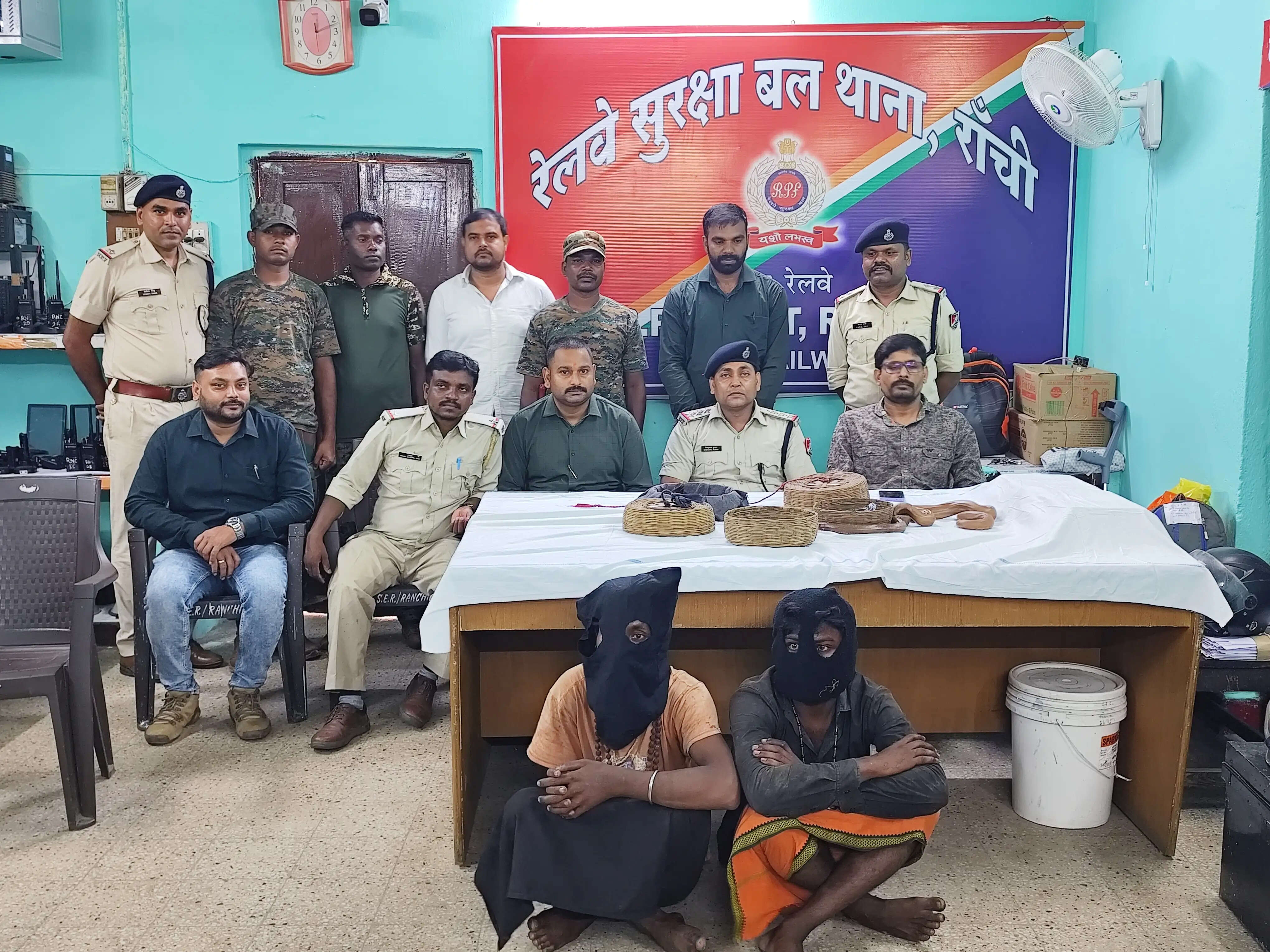 आरपीएफ ने पांच सांप के साथ दो तस्कर को किया गिरफ्तार