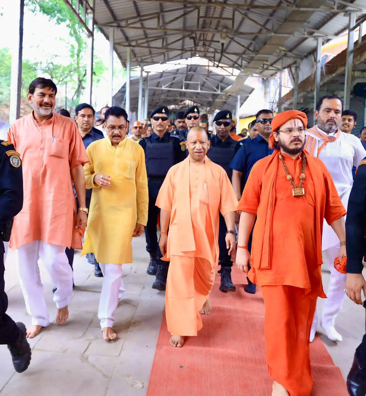 मुख्यमंत्री योगी ने चित्रकूट के प्रमुख संतों के साथ लगाई कामदगिरि पर्वत की पंचकोसी परिक्रमा