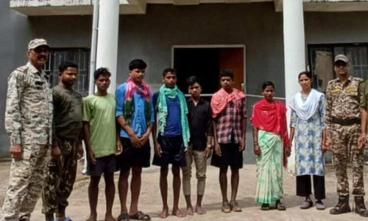 छत्तीसगढ़ के दंतेवाड़ा में आईडी के साथ पांच नक्सली गिरफ्तार