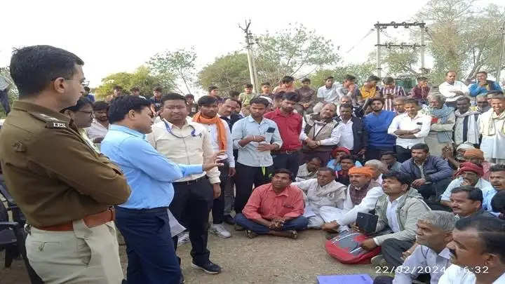 सागरः उल्दन बांध प्रभावितों के बीच पहुंचे कलेक्टर-एसपी, चौपाल लगाकर सुनी समस्याएं