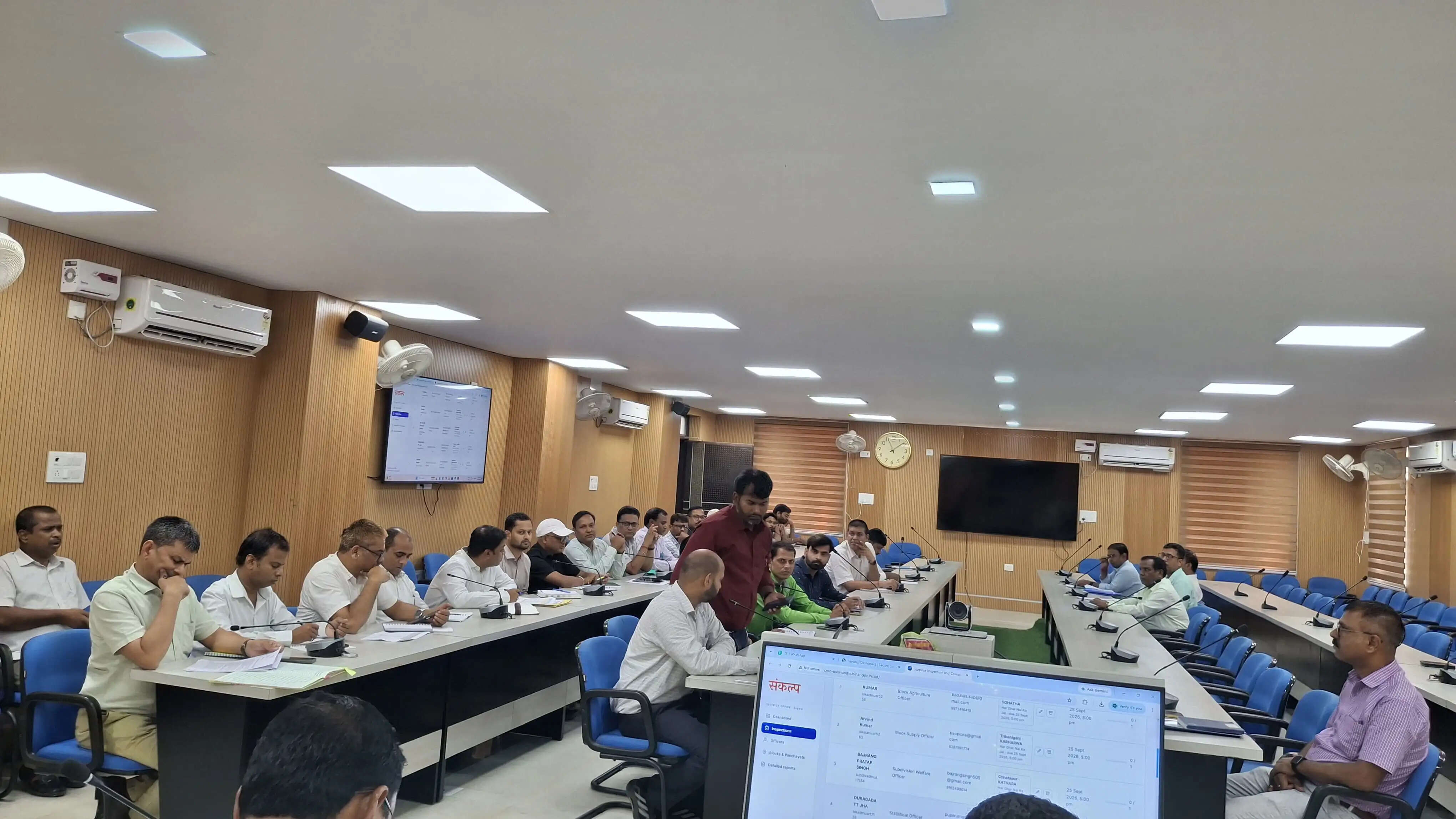 दाखिल-खारिज से लेकर पीएम सूर्य घर योजना तक की समीक्षा, डीएम ने दिए समयबद्ध निष्पादन के निर्देश