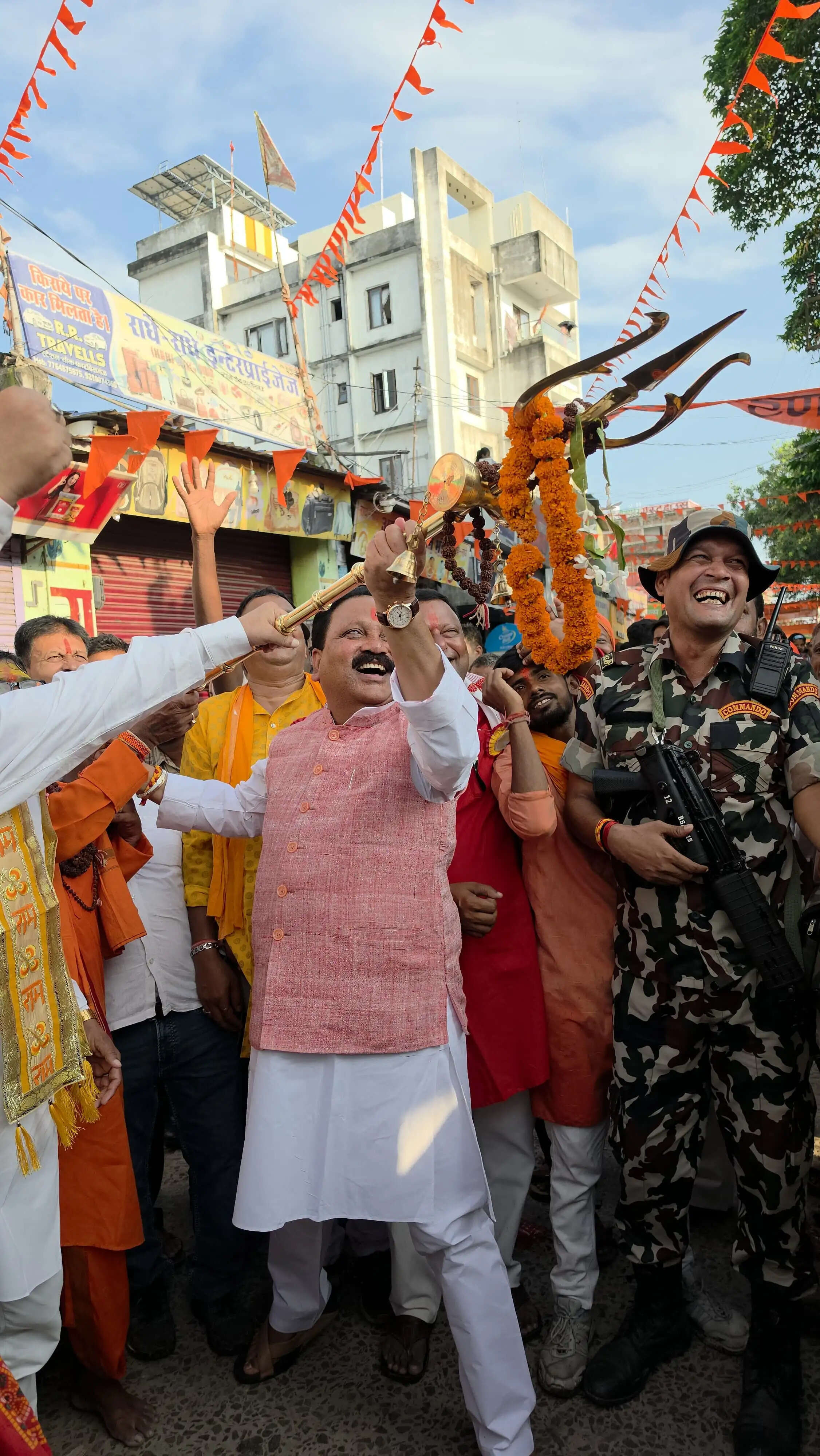 त्रिशूल थाम सांसद ने किया महावीरी झंडा में शिरकत,कहा सनातन और सनातनी जग चुका