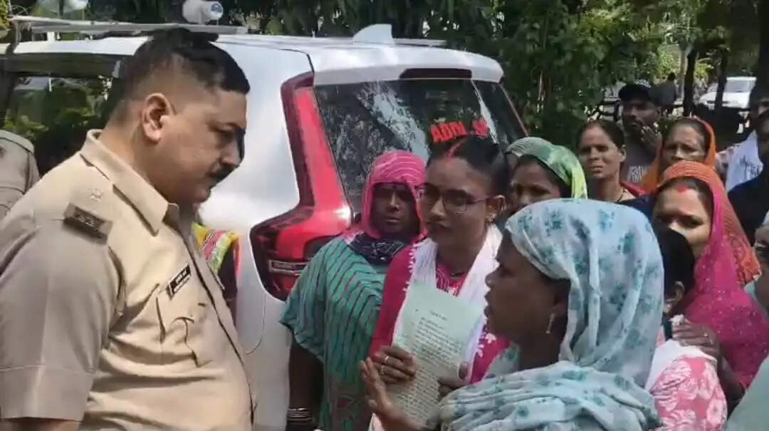 जबलपुर ; बिल्डरों की मनमानी के खिलाफ एसपी दफ्तर पहुंचीं महिलाएं, रास्ते पर विवाद गहराया