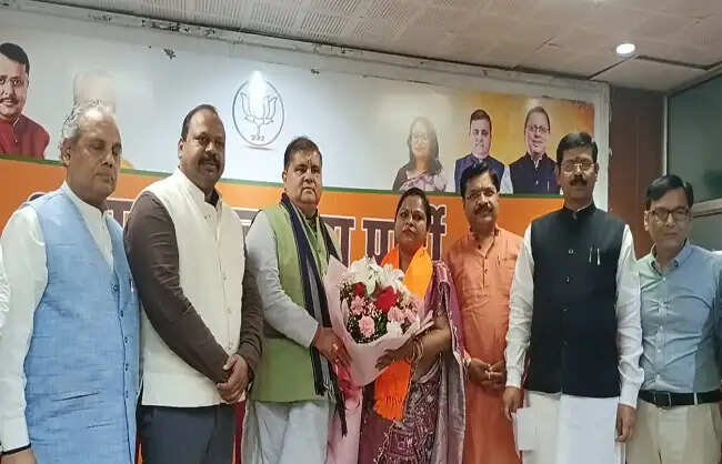 कांग्रेस की महिला जिलाध्यक्ष समेत कई नेता भाजपा में हुए शामिल