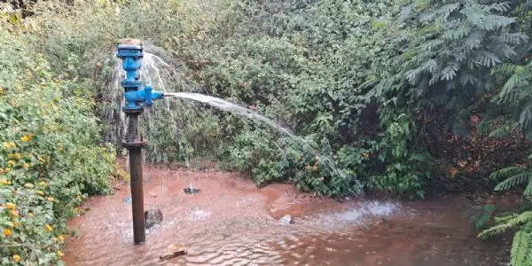 कहीं पानी को तरस रहे लोगतो कहीं बर्बाद हो रहा हजारों गैलन पानी