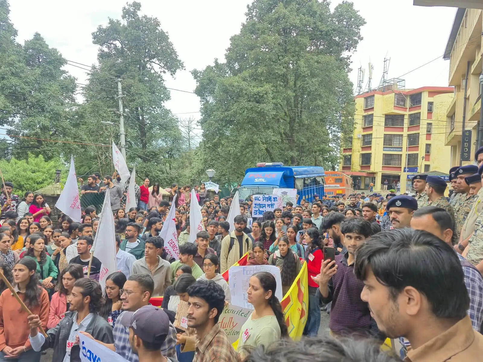 हिमाचल विवि में एसएफआई का प्रदर्शन, फीस वृद्धि वापस लेने और एससीए चुनाव बहाल करने की मांग