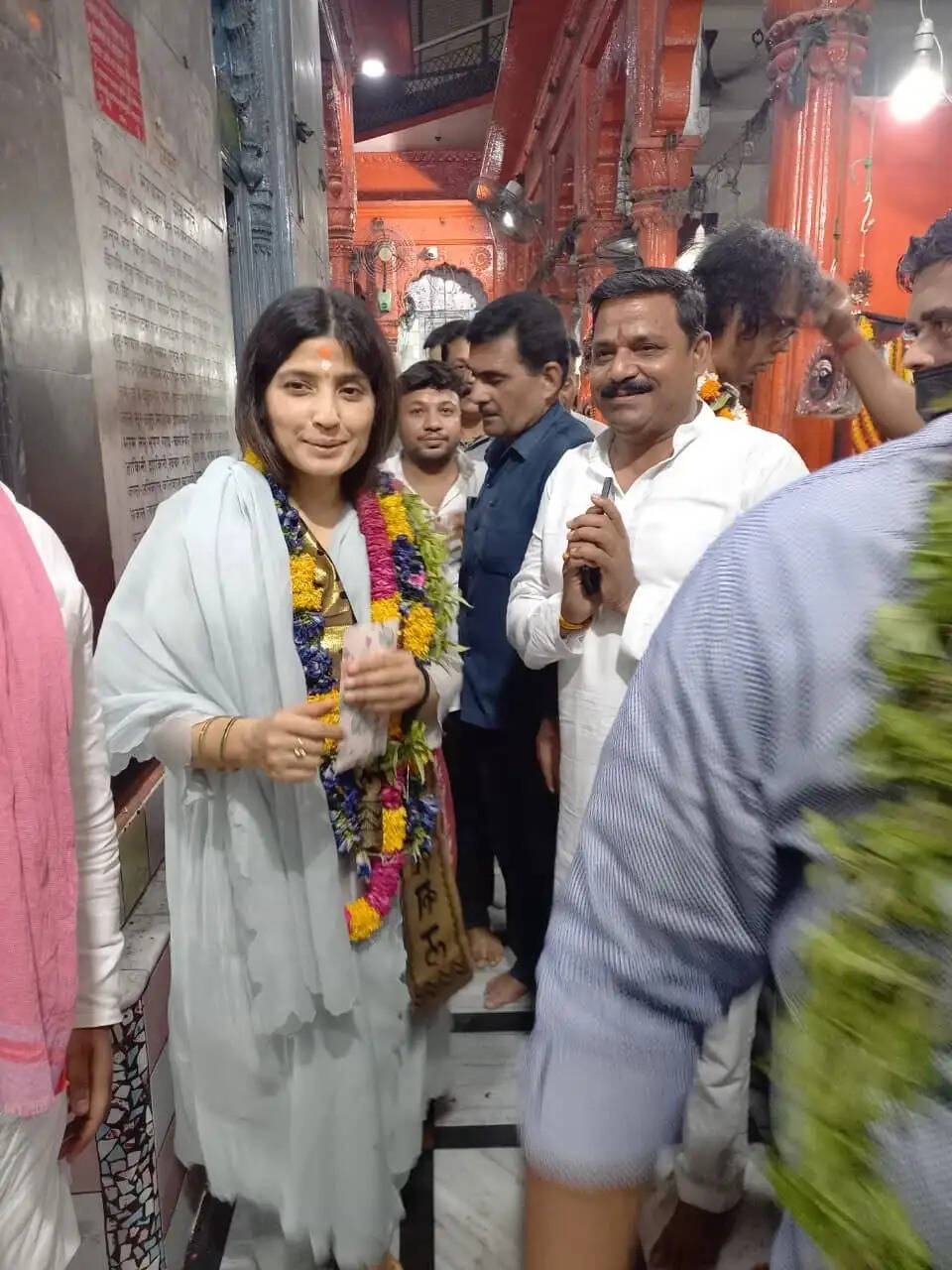 सपा सांसद डिम्पल यादव ने काशी के कोतवाल बाबा कालभैरव के दरबार में लगाई हाजिरी