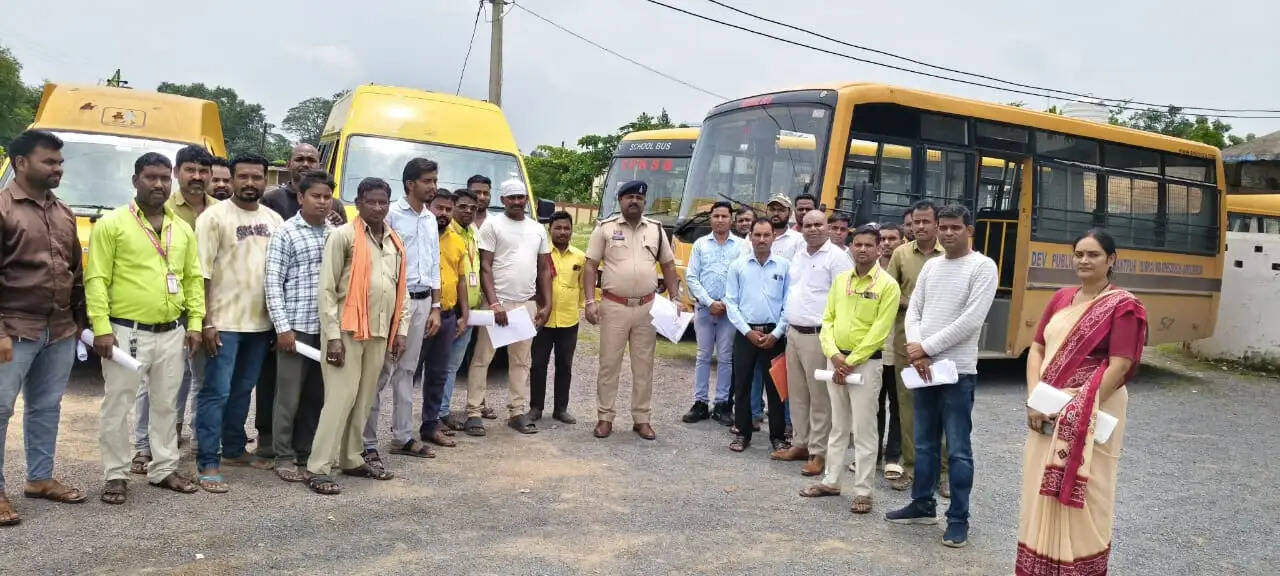स्कूल वाहनों की सुरक्षा को लेकर बिर्रा पुलिस का सख्त अभियान, 30 वाहनों की जांच