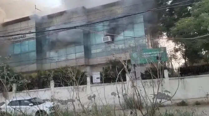 दिल्ली के जामिया नगर के पब्लिशिंग हाउस में लगी आग पर पाया काबू