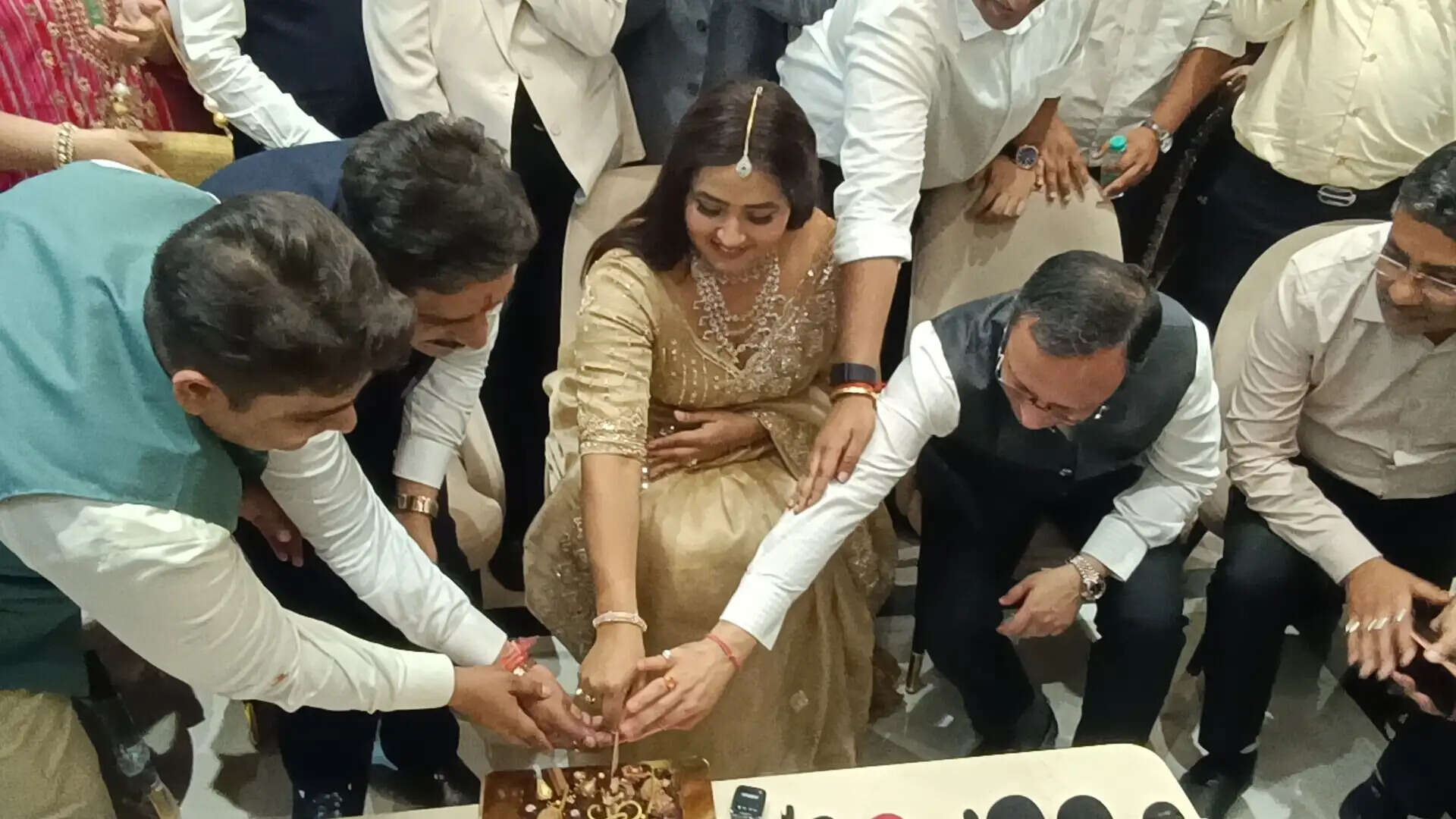 भोजपुरी फिल्म की अभिनेत्री काजल राघवानी ने बेतिया में किया ऐश्प्रा जेम्स का उद्घाटन