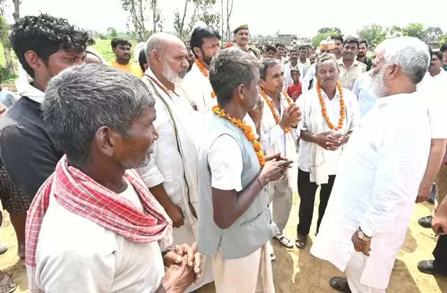 श्रावस्ती में बाढ़ के संकट के बीच जलशक्ति मंत्री का दौरा, राप्ती बैराज का ​किया निरीक्षण