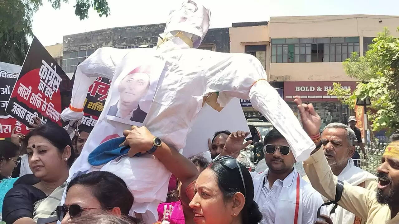 महिला आरक्षण बिल के समर्थन में सड़क पर उतरी भाजपा महिला मोर्चा , फूंका पुतला