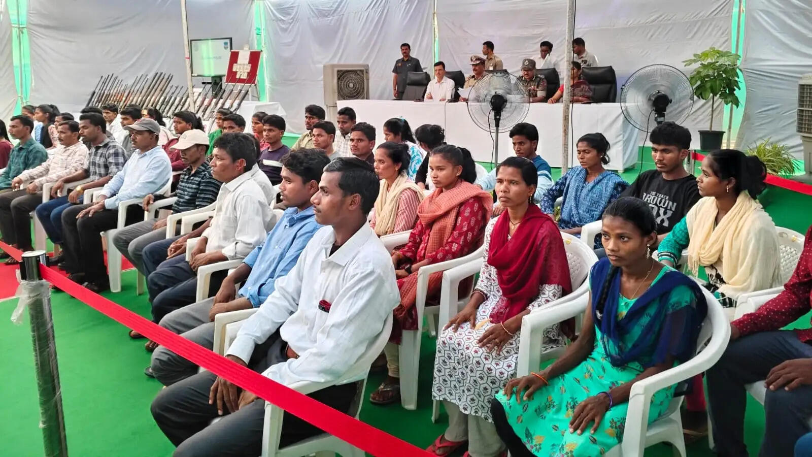 तेलंगाना माओवादी सशस्त्र गतिविधियों से मुक्त घोषित, 42 कैडरों ने एक साथ डीजीपी के सामने किया आत्मसमर्पण