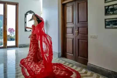 सोशल मीडिया अकाउंट पर शिबानी दांडेकर ने नाम के पीछे अख्तर जोड़ा