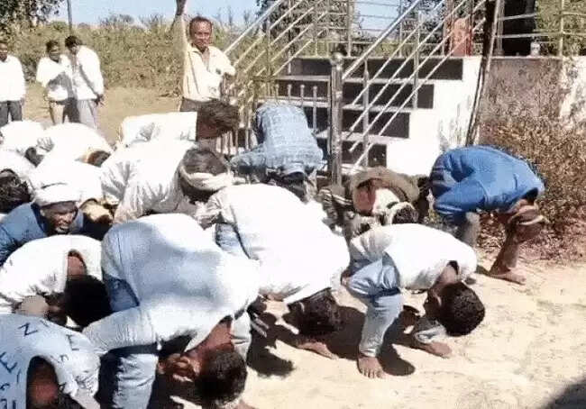 बुरहानपुरः पांगरी बांध परियोजना के विरोध में किसानों का अनोखा प्रदर्शन, मुंह काला कर बने मुर्गा