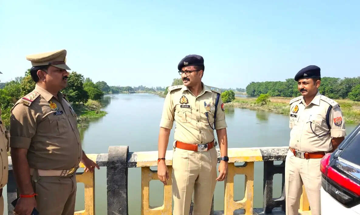 देवरिया : जिलाधिकारी और पुलिस अधीक्षक ने विसर्जन घाटों का किया निरीक्षण