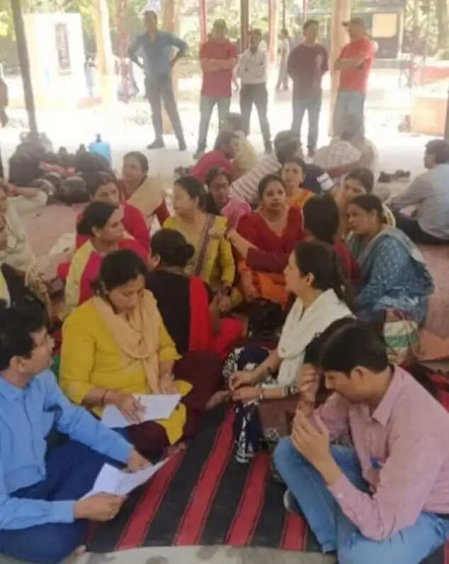 बीएचयू में नियमितीकरण की मांग,रातभर धरने पर बैठी रही संविदा महिला कर्मचारी