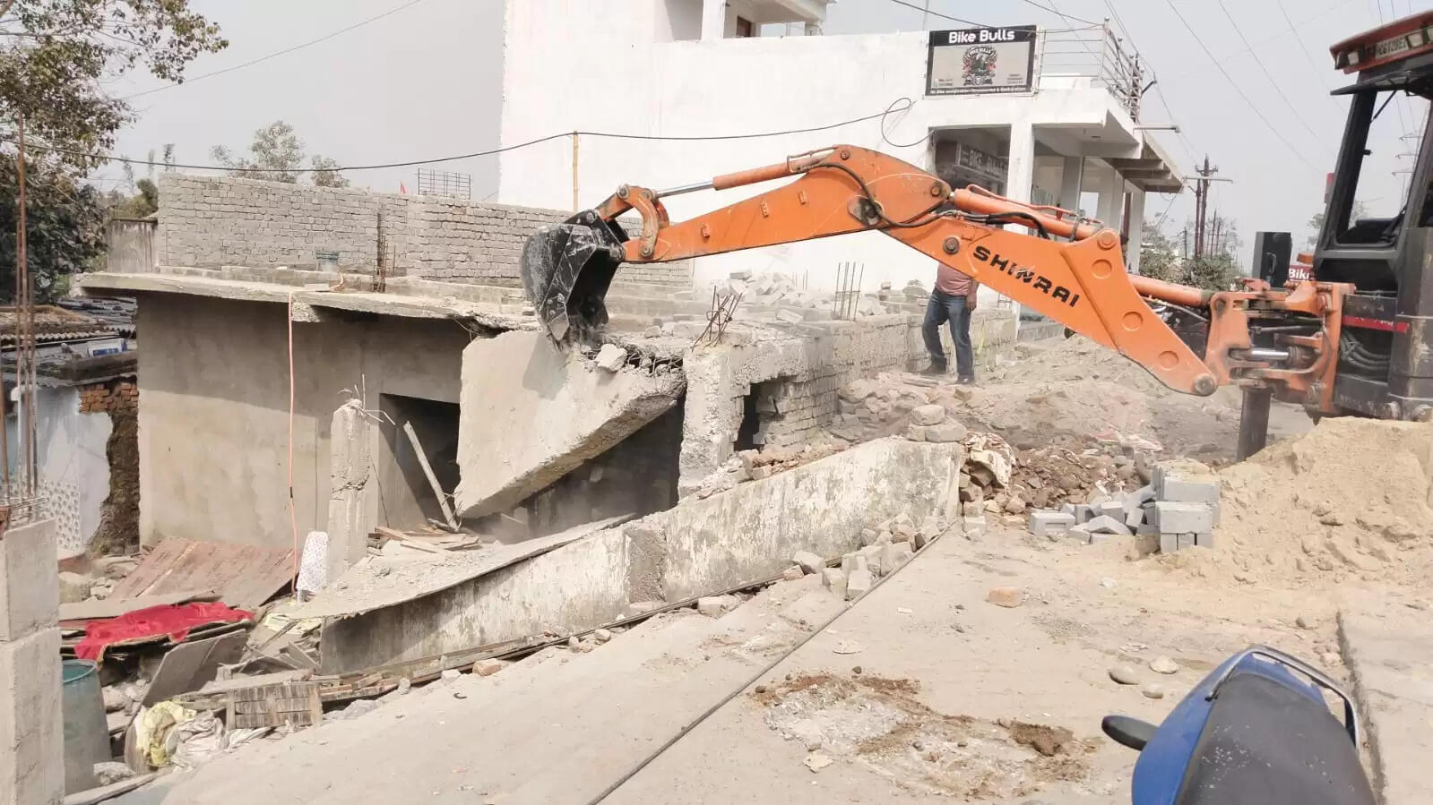 अवैध कब्जों पर निगम की सख्त कार्रवाई, ढोढ़ीपारा में चला बुलडोजर