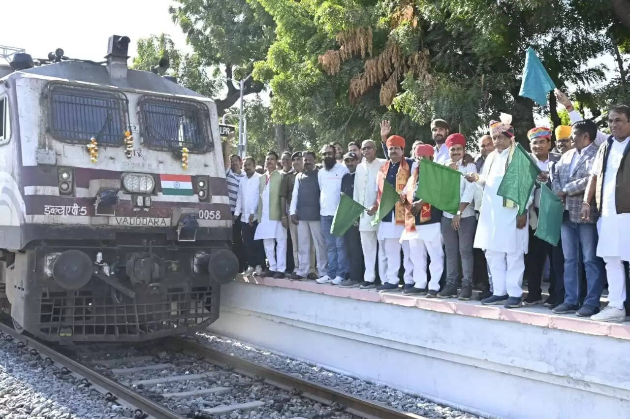 जवाई बांध रेलवे स्टेशन पर गांधीनगर केपिटल–दौलतपुर चौक एक्सप्रेस का ठहराव शुरू