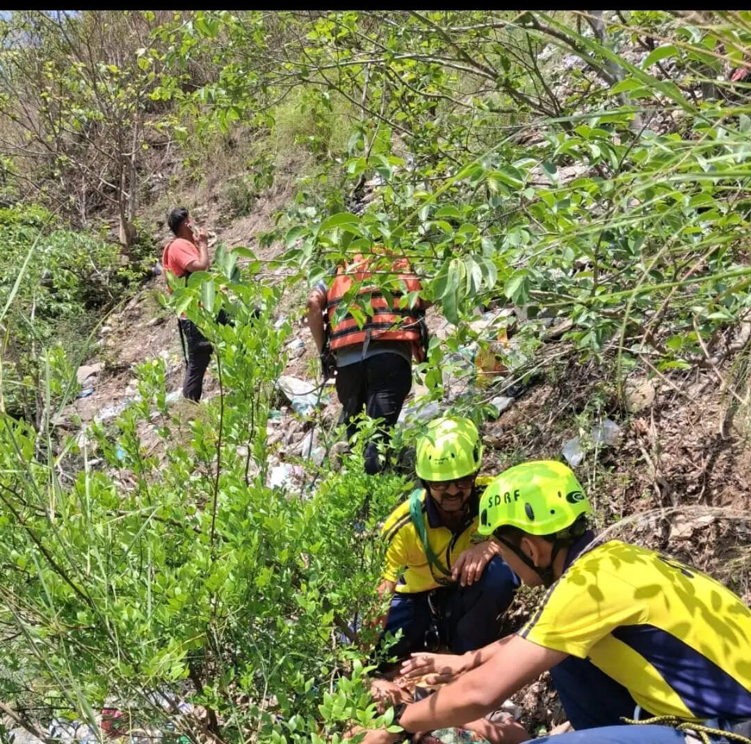 (अपडेट) उत्तराखंड: गंगा नदी में समाई इनोवा कार, तीन लोगों की मौत, चार की तलाश जारी
