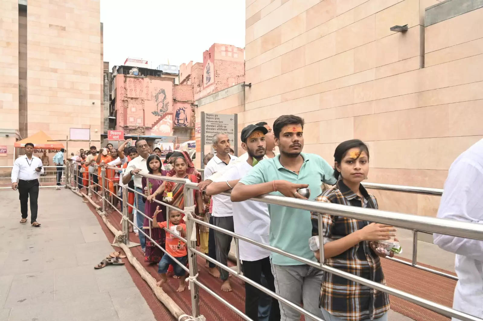 तीसरा सोमवार: बाबा विश्वनाथ का अर्धनारीश्वर श्रृंगार देख श्रद्धालु आह्लादित