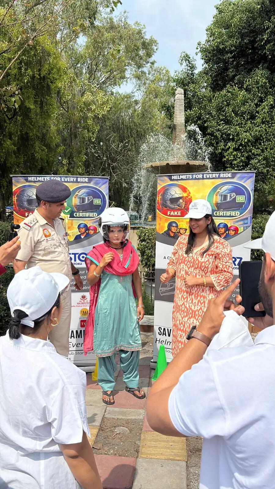 सड़क सुरक्षा के लिए पहल: सिविल लाइंस में हेलमेट वितरण, लोगों को किया जागरूक