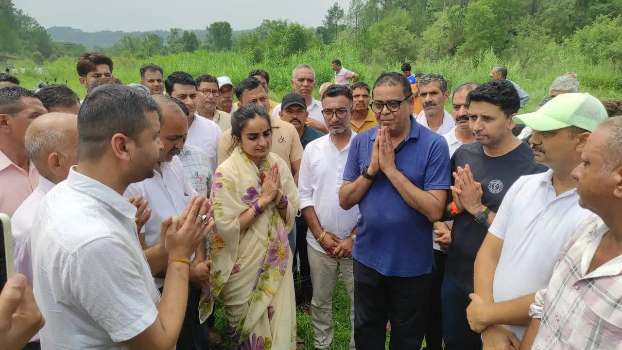 सेहरा बांध पिता ने दी बेटे को विदाई, ओमान हमले में बलिदान हुए आदित्य का पैतृक गांव में हुआ अंतिम संस्कार