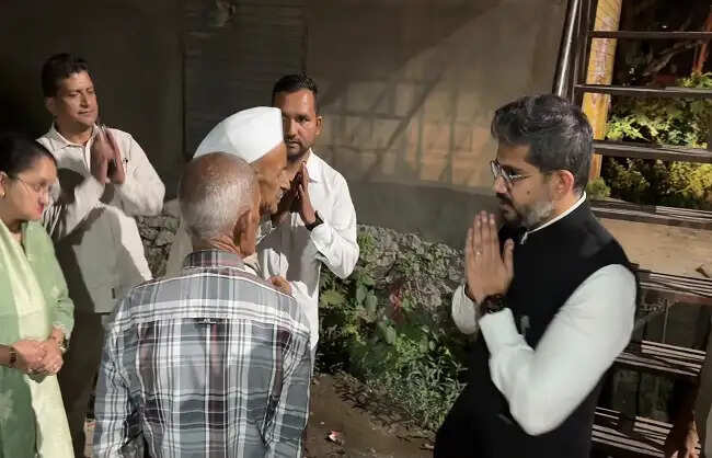 दून प्रशासन ने ग्रामीणों की समस्याओं के समाधान के लिए शुरू की रात्रि चौपाल