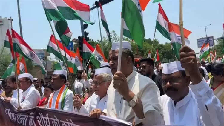 प्रदेश कांग्रेस ने भारतीय सेना के सम्मान में न‍िकाली रैली, जमकर लगाए नारे