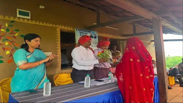 केन्द्रीय संयुक्त सचिव ने भोपाल के ग्राम भानुपुर केकडिया में विकसित भारत-जी राम जी अधिनियम के क्रियान्वयन का लिया जायजा