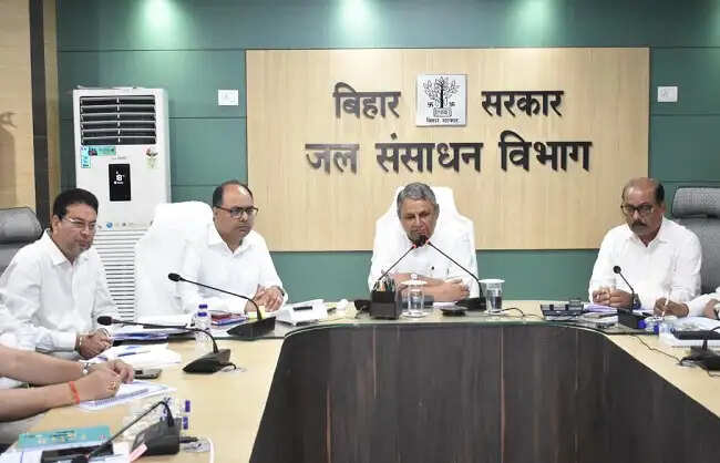 निर्धारित समय से पूर्व और गुणवत्ता के साथ कार्यों का हो निष्पादन: विजय कुमार चौधरी