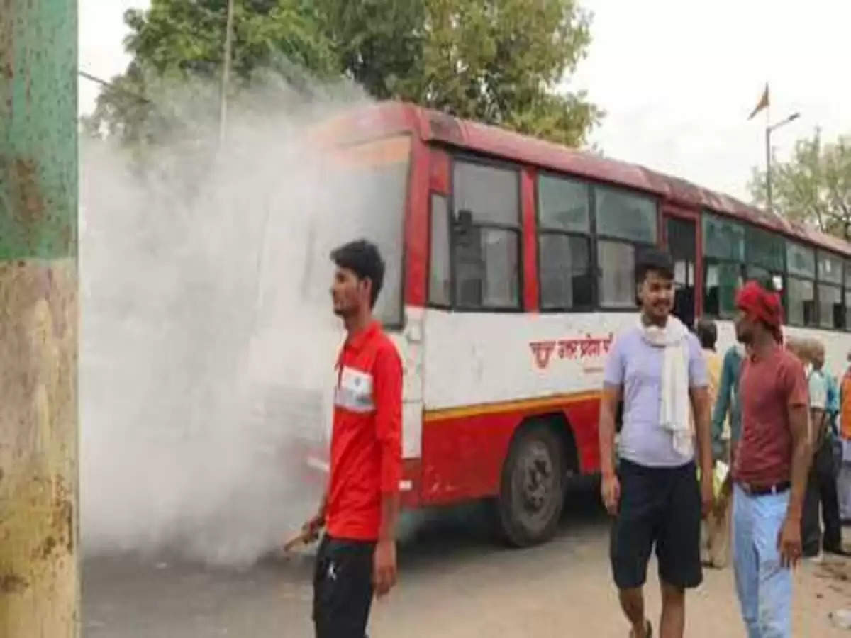 हमीरपुर डिपो की चलती बस में लगी आग, सवारियों में मची भगदड़