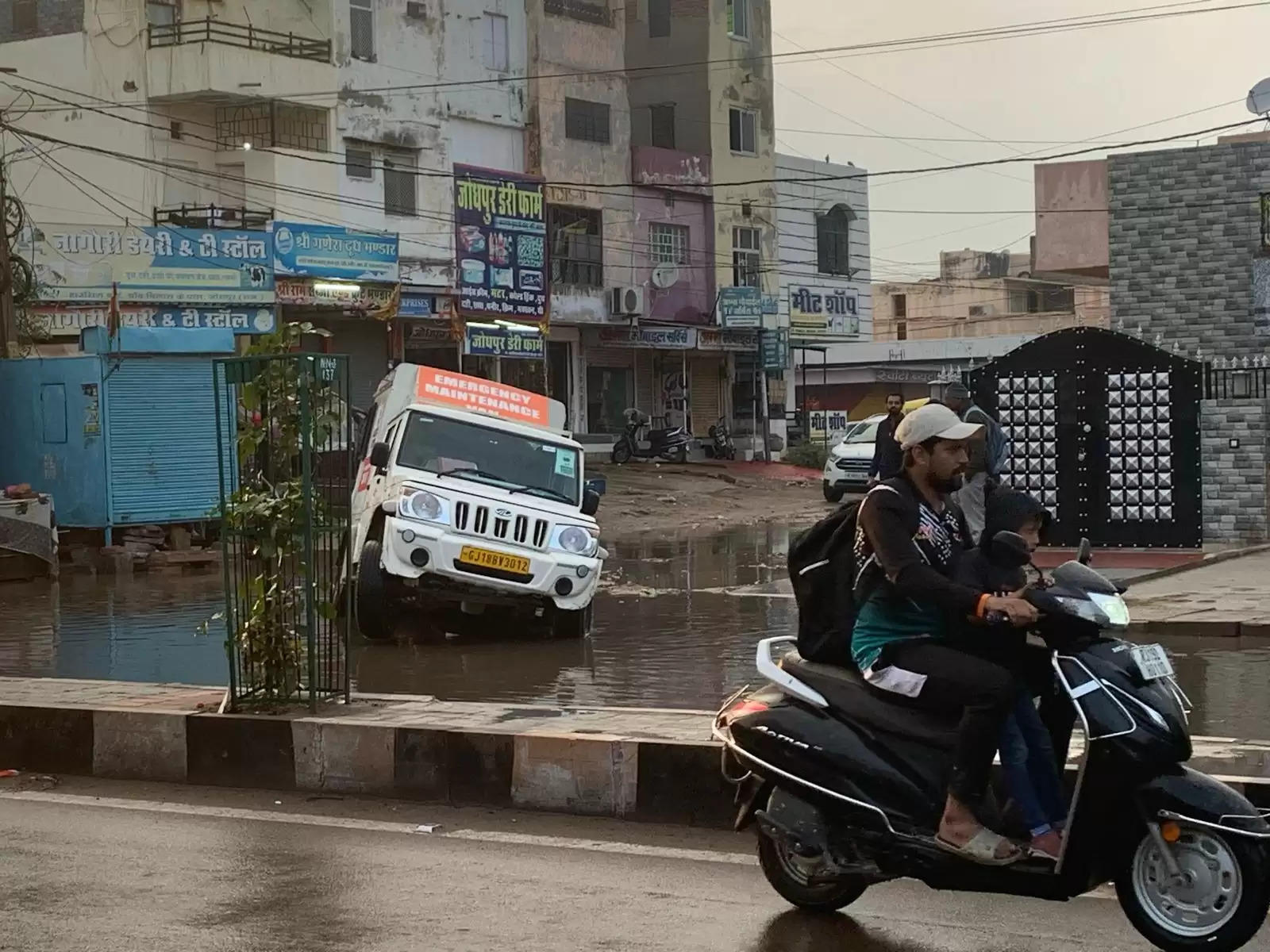 पश्चिमी विक्षोभ का असर : दिन भर बारिश में नहाई सूर्यनगरी, हस्तशिल्प मेेले में भरा पानी, लोगों में मची भागने की हौड़