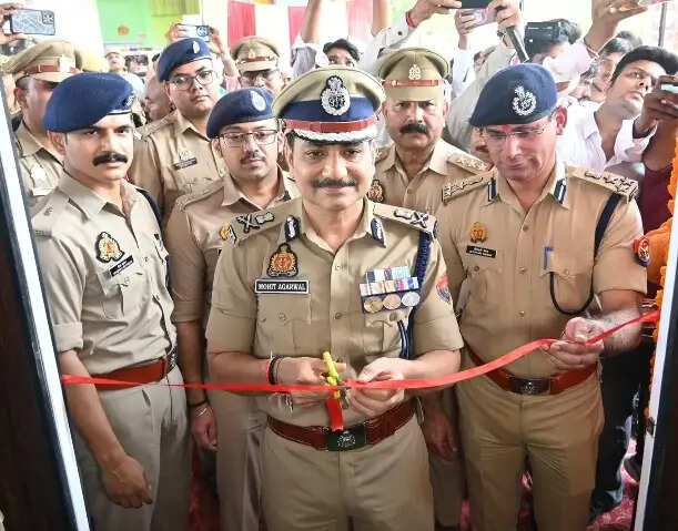 पुलिस कमिश्नर ने किया वाराणसी रेलवे स्टेशन के सामने पुलिस सहायता केन्द्र का उद्घाटन