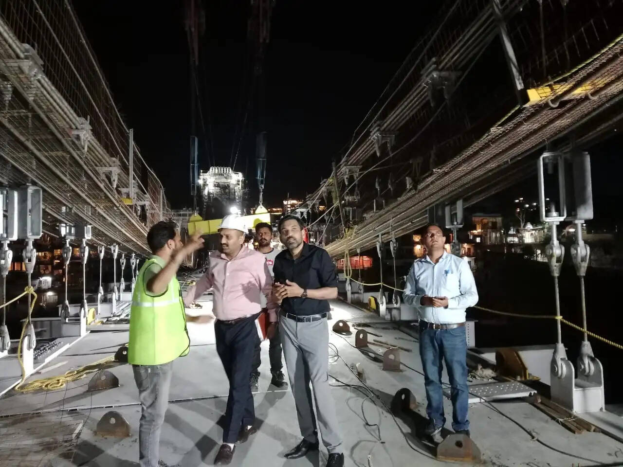 जिलाधिकारी ने बजरंग सेतु पुल निर्माण कार्य का किया निरीक्षण, समयबद्ध पूर्णता के दिए निर्देश