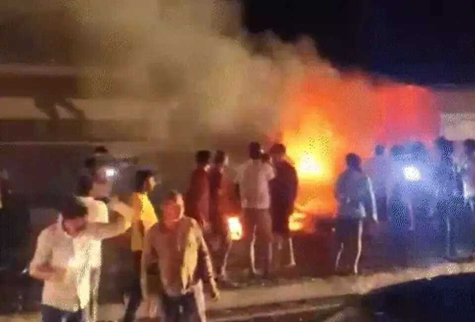 (अपडेट) गुजरात के राजकोट में हाइवे पर आग का गोला बनी बस, चार यात्री जिंदा जले, 30-35 लोगों को बचाया गया