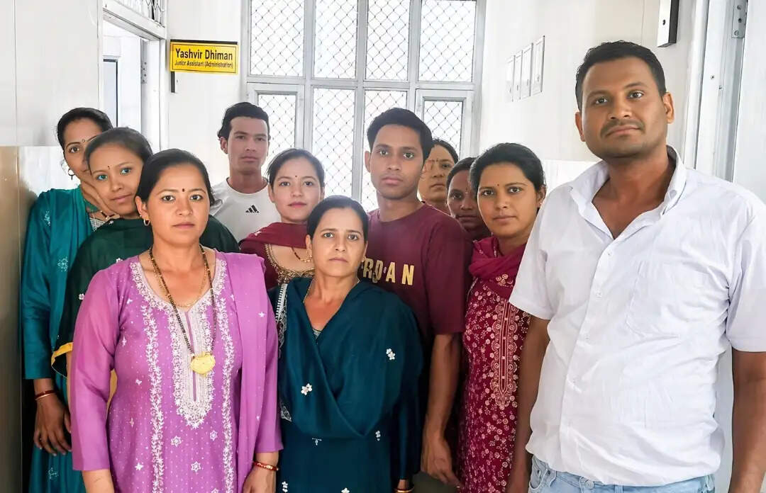 मंडी की चौहार घाटी के स्कूल में शिक्षकों की कमी, एसएमसी ने सौंपा ज्ञापन